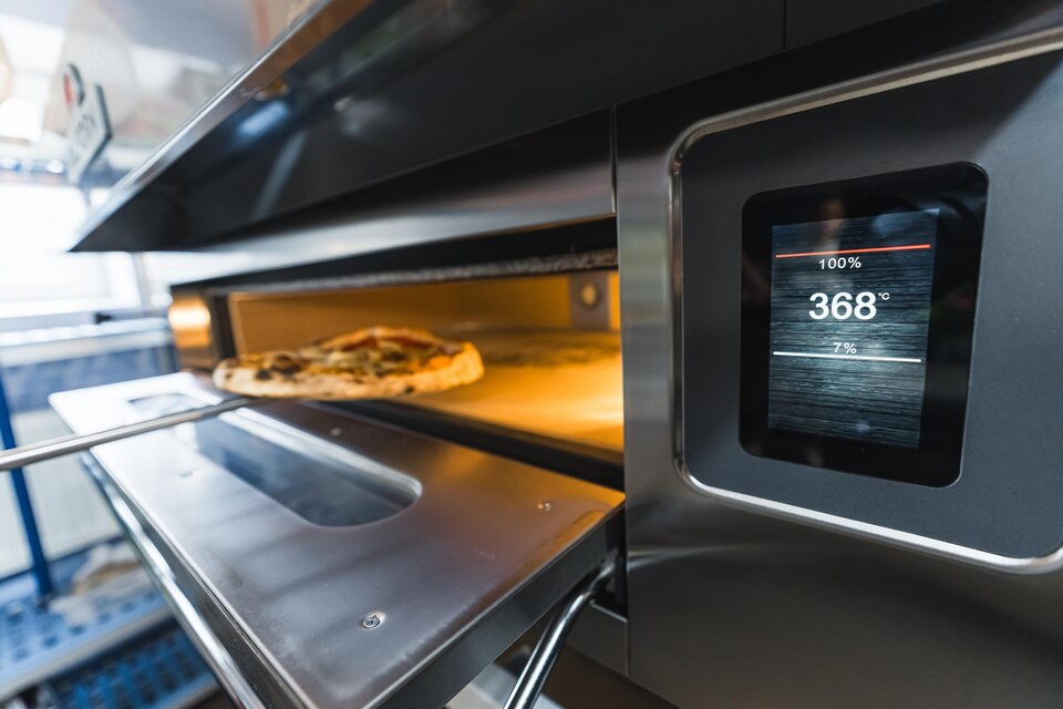 [freepicdownloader.com]-mettere-la-pizza-con-la-buccia-in-un-moderno-forno-elettrico-processo-di-preparazione-della-pizza-large